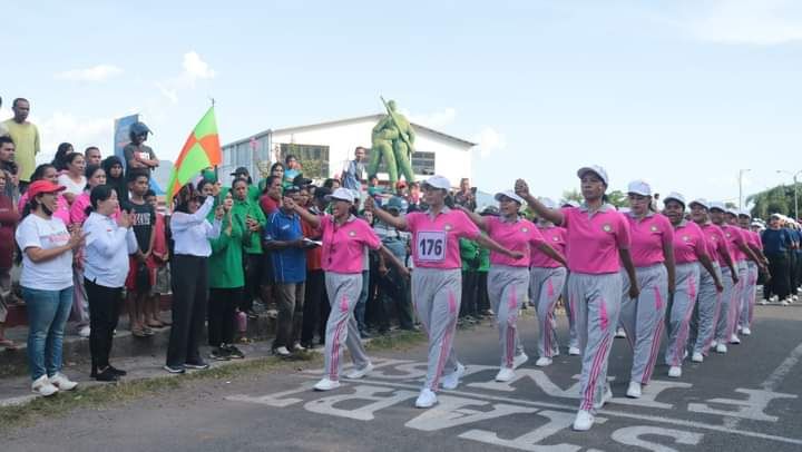 Ayunan langkah para peserta gerak jalan menjadi tontonan warga kota Larantuka