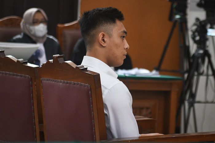 Terdakwa kasus penganiayaan atas Cristalino David Ozora, Mario Dandy Satriyo menyimak tanggapan kuasa hukumnya saat sidang pembacaan tuntutan di Pengadilan Negeri Jakarta Selatan, Jakarta, Selasa, 15 Agustus 2023.