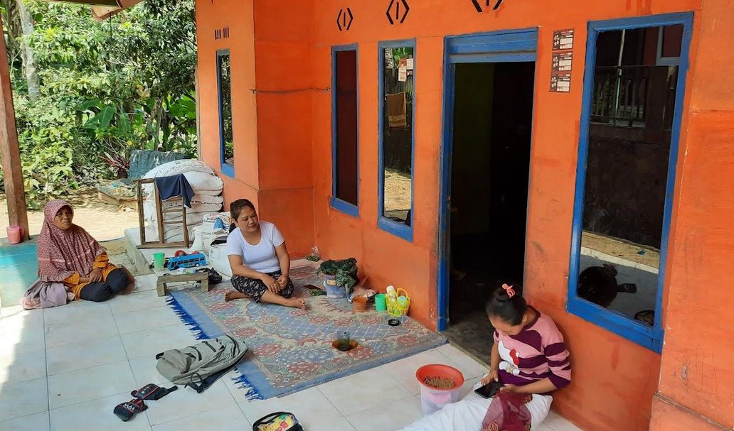 Warga berkumpul di depan rumah, Kampung Cigeblig, RT 1 RW 16, Desa Rende, Kecamatan Cikalongwetan, Kabupaten Bandung Barat pada Selasa, 15 Agustus 2023. Bank emok merajalela, sejumlah warga Cigeblig menjadi korban.