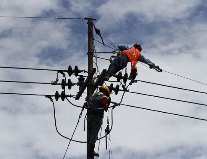 Ilustrasi. Petugas PLN melakukan perbaikan jaringan listrik.