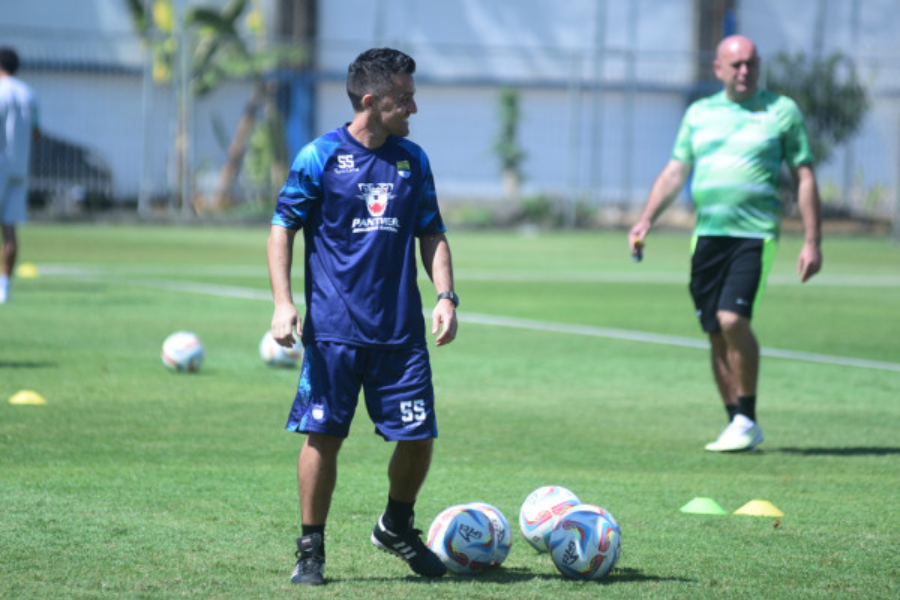 Staf pelatih baru Persib Bandung, Miro Petric.