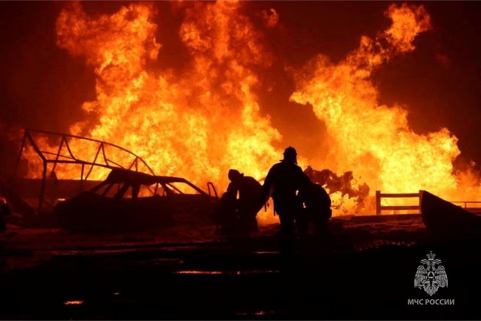 Petugas pemadam kebakaran berusaha memadamkan api di lokasi ledakan di SPBU di kota Makhachkala, Rusia, pada Selasa, 15 Agustus 2023.