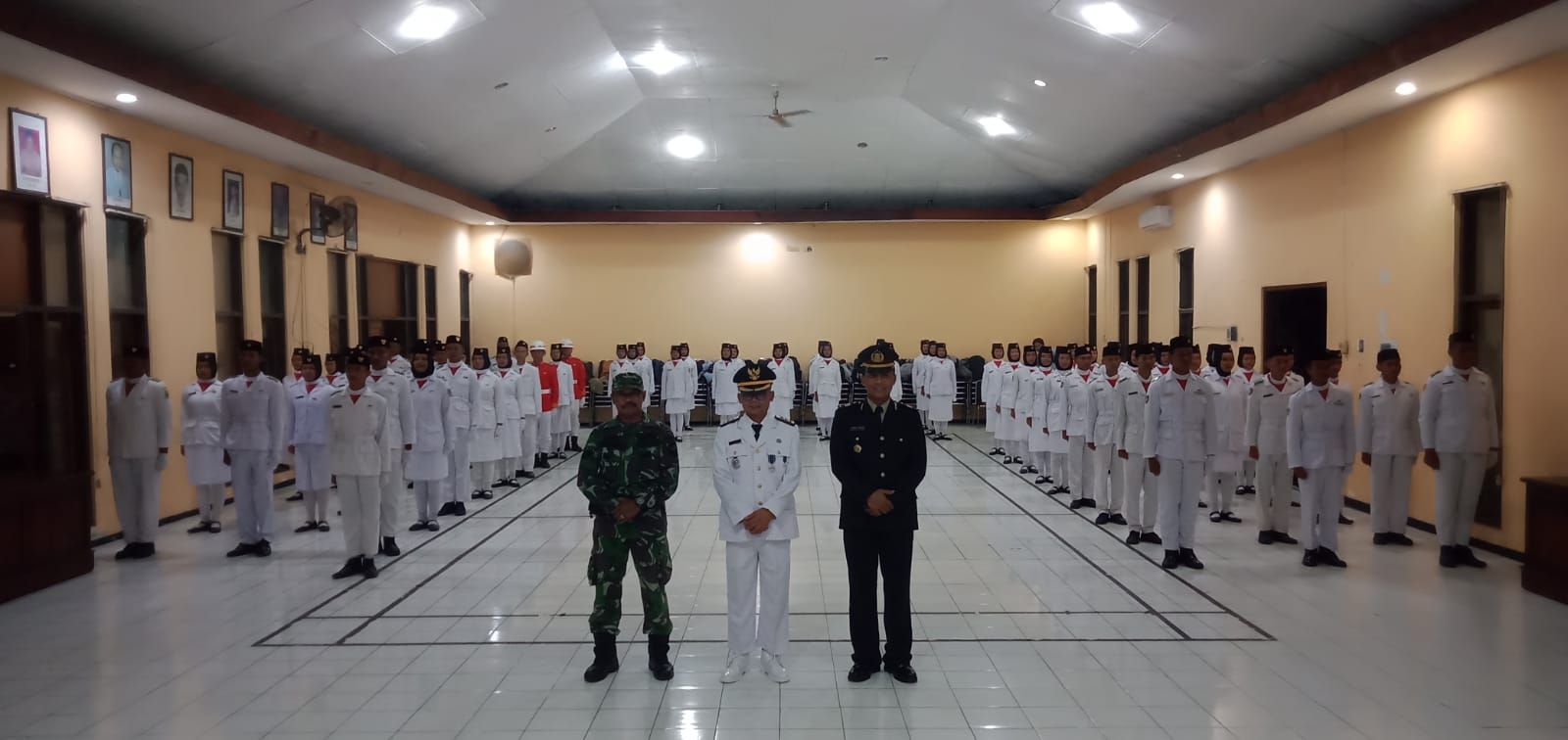 PForkopimca Purwareja Klampok foto bersama Pasukan Pengibar Bendera Upacara HUT Kemerdekaan Republik Indonesia, berlangsung di aula BLK Klampok pada Selasa 15 Agustus 2023