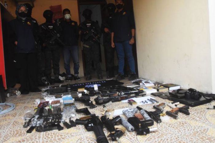 Sejumlah anggota Densus 88 menunjukkan barang bukti senjata api dan barang bukti lainnya milik terduga teroris berinisial DE yang ditangkap di Bekasi, Jawa Barat, Senin (14/8/2023)