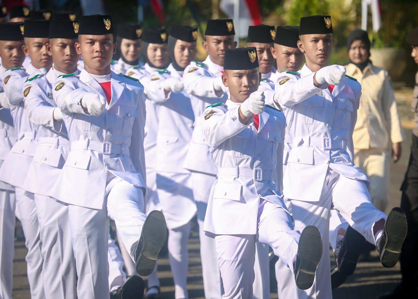 Pj Bupati Tri Harso Widirahmanto Kukuhkan 75 Paskibraka Kabupaten Banjarnegara