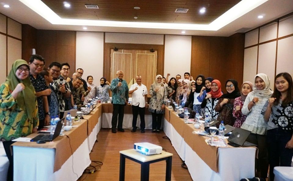 AM Putut Prabantoro (Tengah baju putih) berfoto bersama dengan peserta workshop Pemantapan Pancasila dan Wawasan Kebangsaan Dalam Perencanaan Pembangunan yang diikuti pegawai muda Bappenas, di Hotel Santika, Gunung Kidul, Senin (14/8/2023). Foto: Istimewa