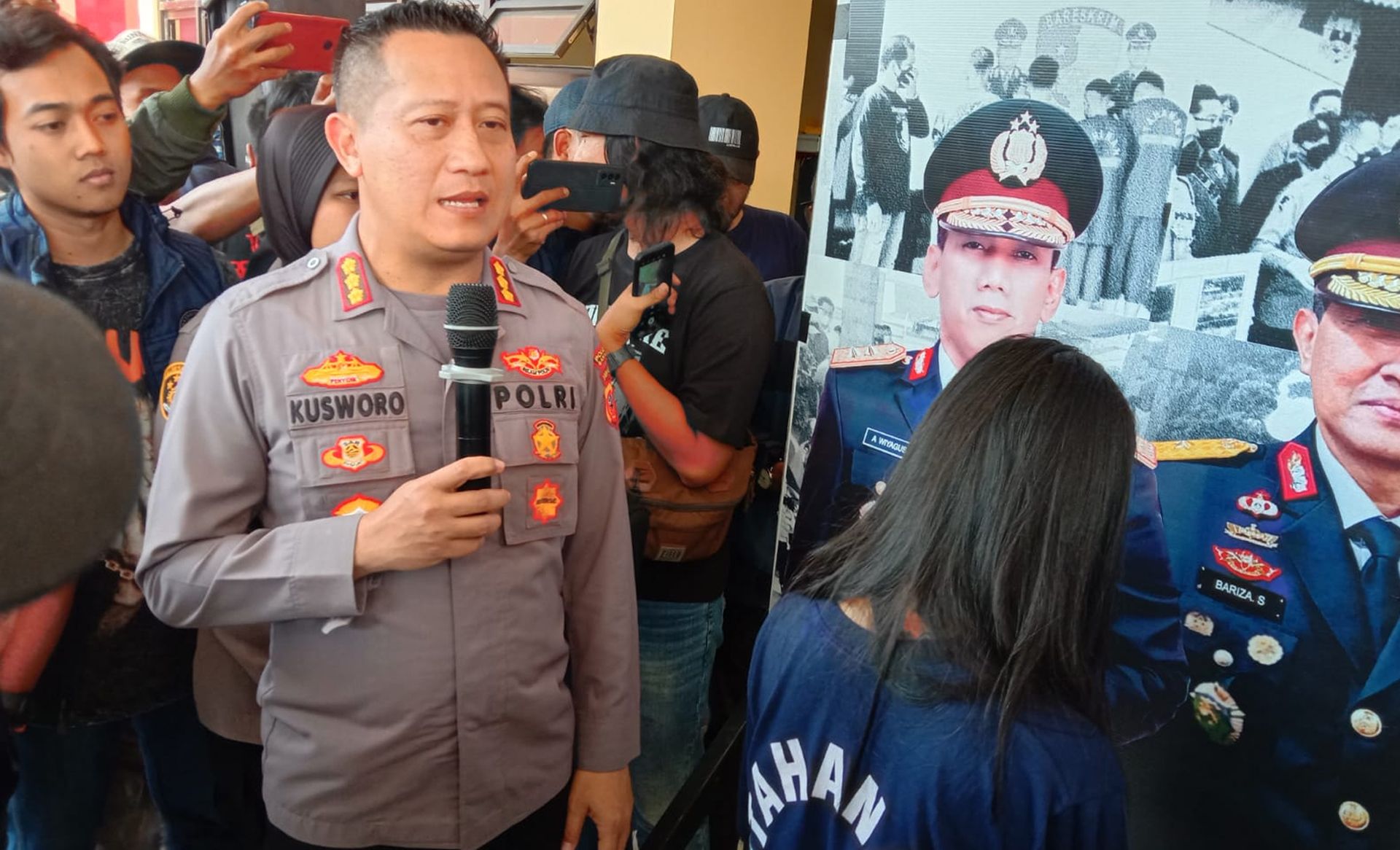 Kapolresta Bandung Kombes Pol Kusworo Wibowo saat mengintrogasi bran ambassador situs judi online, Rabu 16 Agustus 2023
