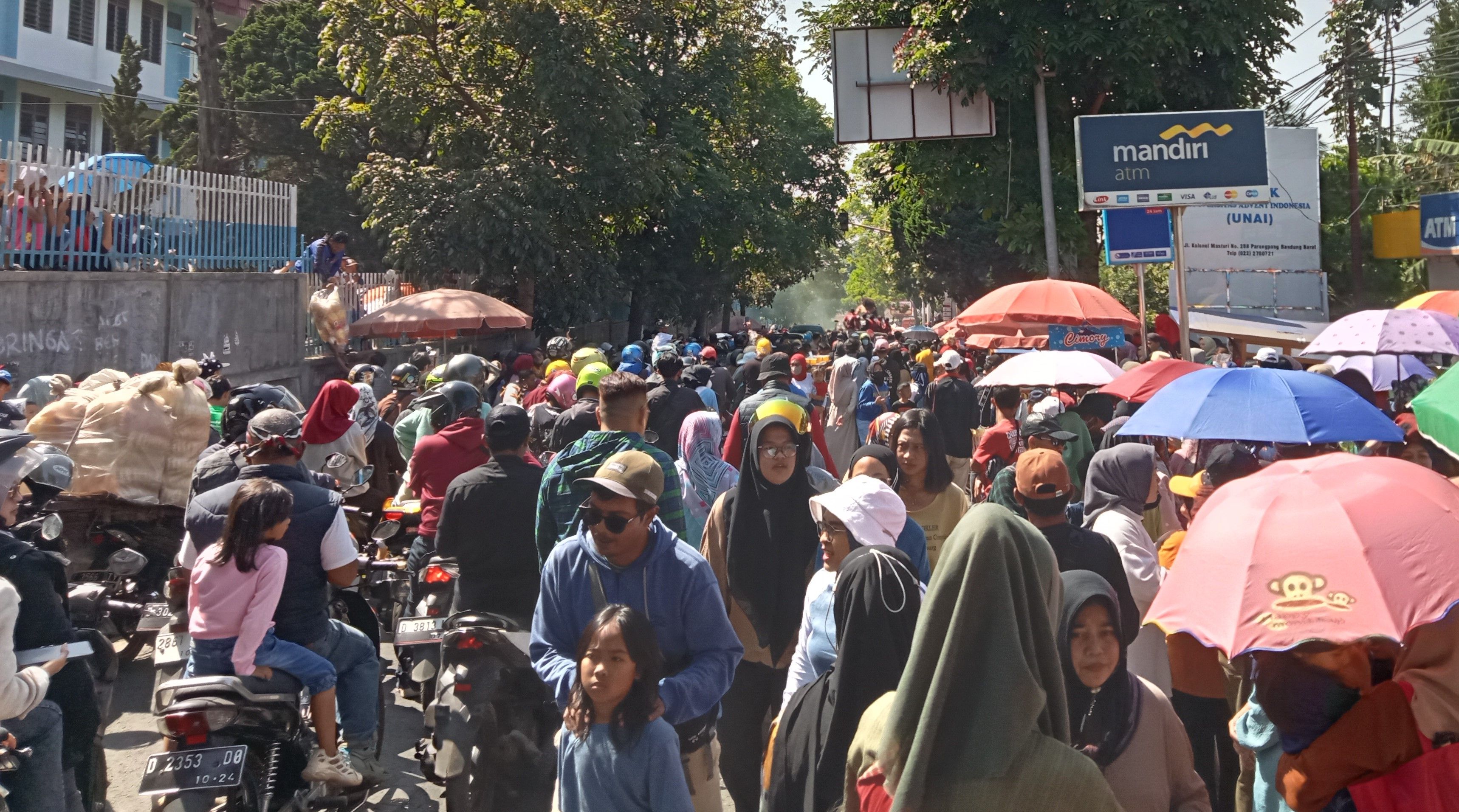 Kemeriahan karnaval di Kecamatan Parongpong juga di padati masyarakat yang antusias menyaksikan berbagai pertunjukan yang mengakibatkan jalur akses jalan raya Parongpong alami kemacetan total