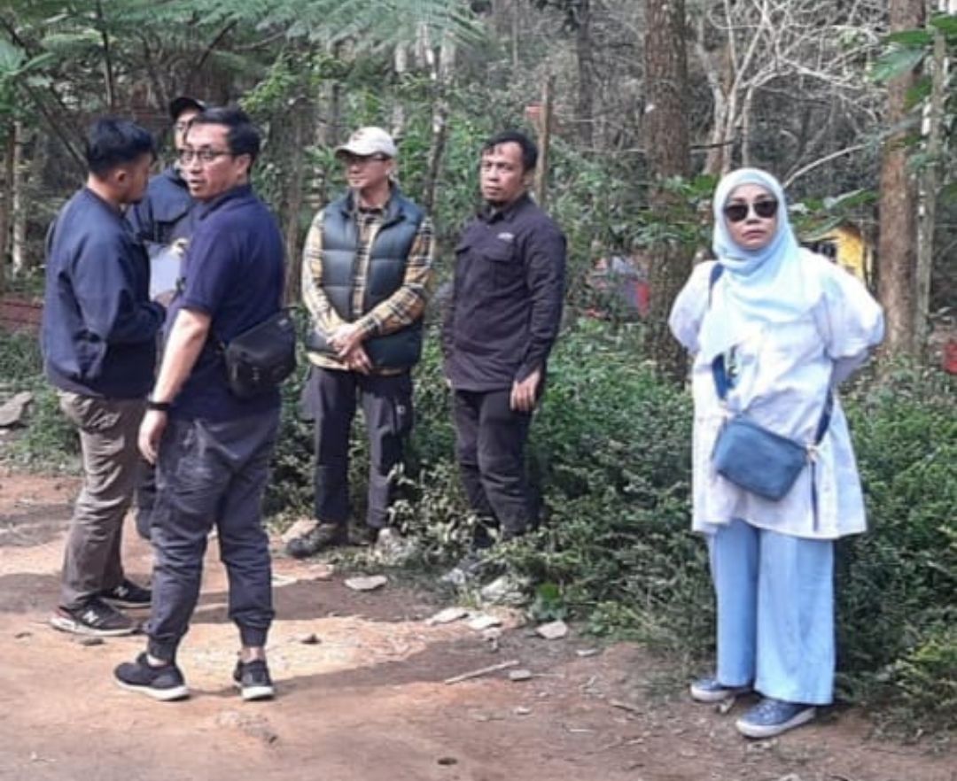 Dirut Perhutani Alam Wisata Lucy Mardijana (kanan) bersama GM Palawi Wilayah Barat Komarudin ( kedua kanan) di Kawasan Wisata Palawi Di Lembang