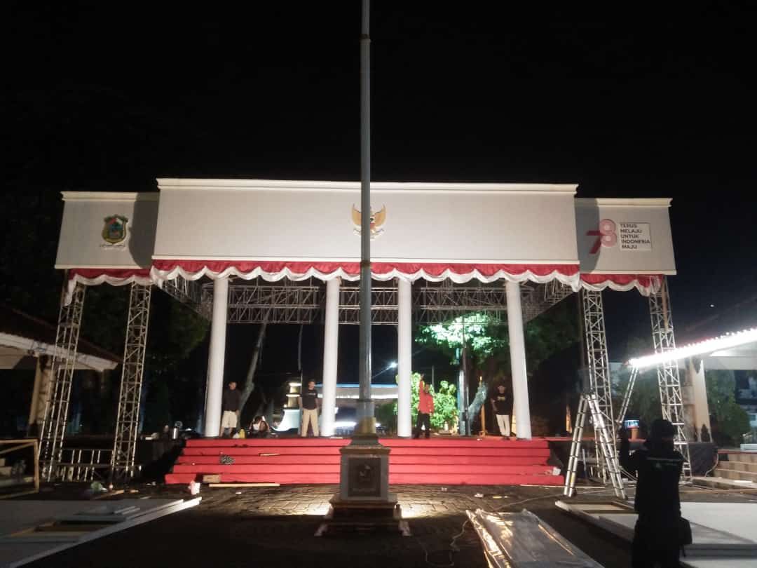 On progress, pengerjaan panggung yang di dekorasi menyerupai Istana Merdeka untuk menyemarakan peringatan HUT ke-78 Republik Indonesia di Kabupaten Banjarnegara, Rabu 16 Agustus 2023 dini hari