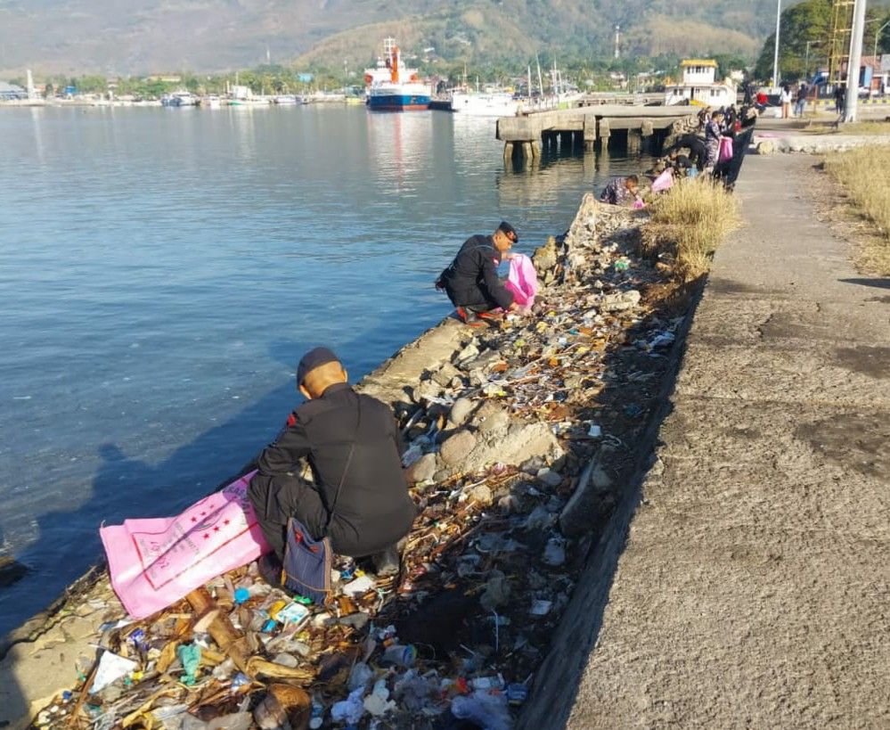 Sampah yang menghiasi pesisir pelabuhan Kalabahi tengah dibersihkan anggota Brimob