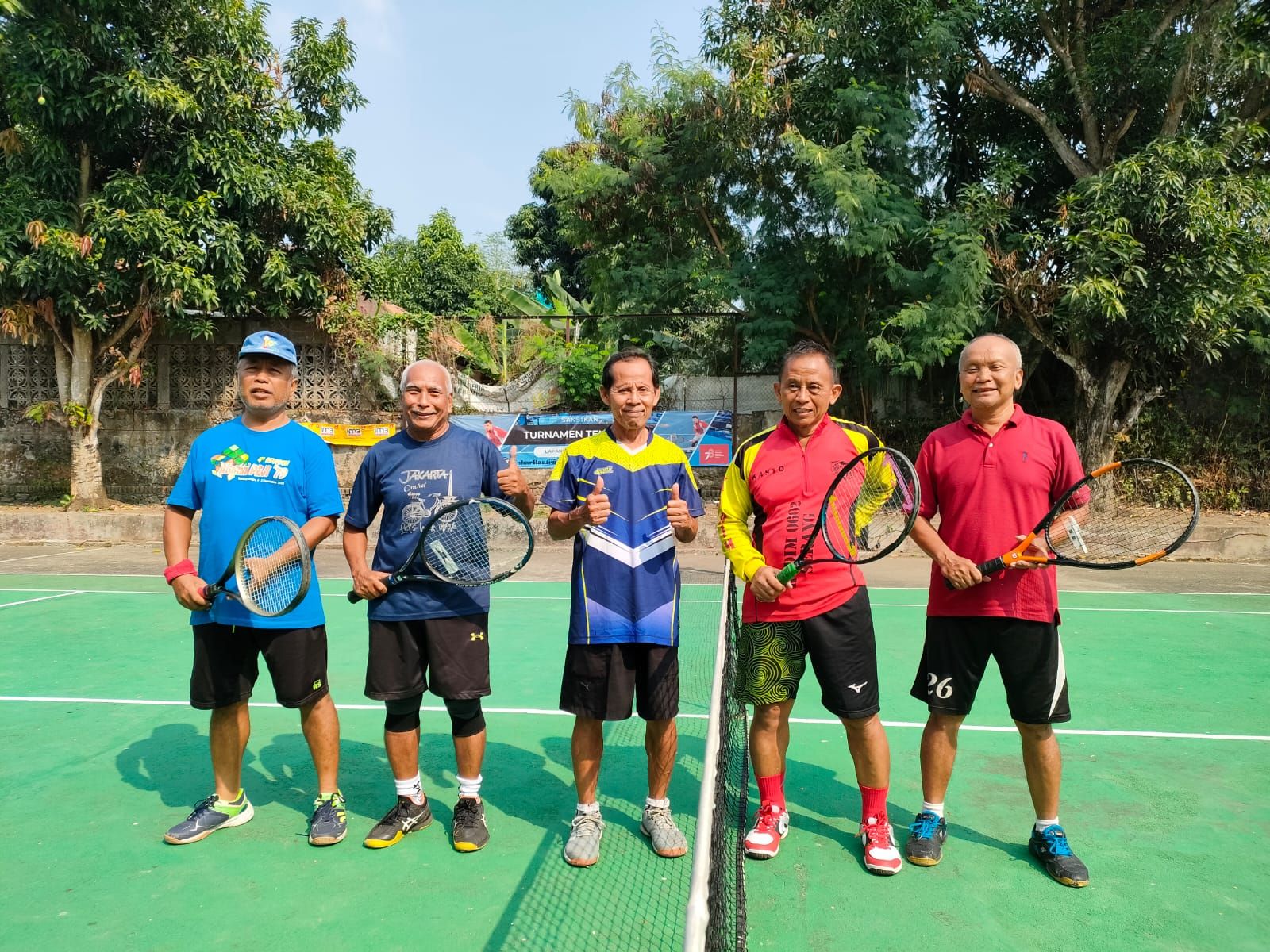 Pasangan Kasto/Rachmat dan pasangan Mukhnizar/Rahmadi foto bersama menjelang pertandingan Turnamen Tenis Lapang Pajak 2023 di Lapangan Tenis Lontar Kota Serang, Rabu 16 Agustus 2023.