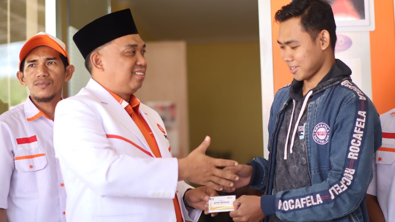 Sejumlah warga terpilih dari perwakilan Dewan Pimpinan Cabang (DPC) PKS Kota Bengkulu menghadiri sebuah acara simbolis yang menandai peluncuran "Kartu ATM Beras."/foto: nas/PKS/