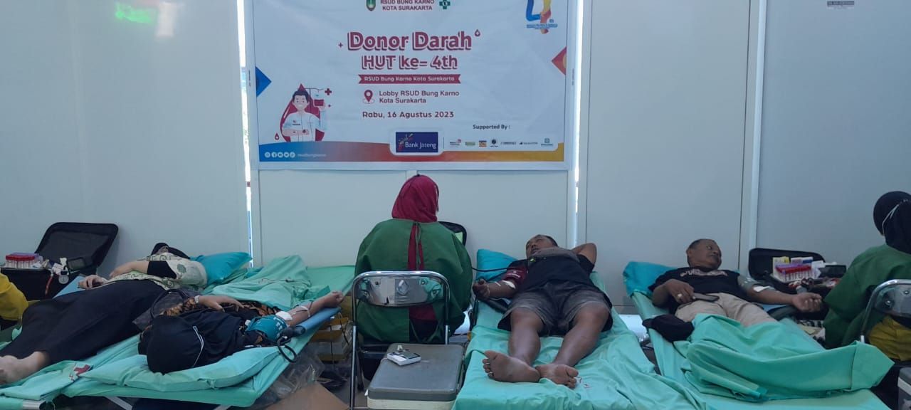 Warga mengikuti donor darah dalam rangkaian kegiatan HUT ke-4 RSUD Bung Karno, Surakarta, Rabu, 16 Agustus 2023.