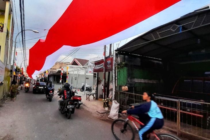 Keberadaan bendera Merah Putih yang dipasang di Jalan RH Abdul Halim Cigugur Tengah Kota Cimahi membawa pesona tersendiri.