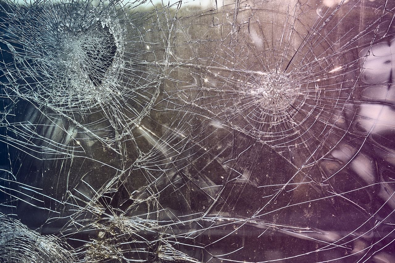Ilustrasi pengrusakan di SMAN 1 Kokap, kaca jendela pecah