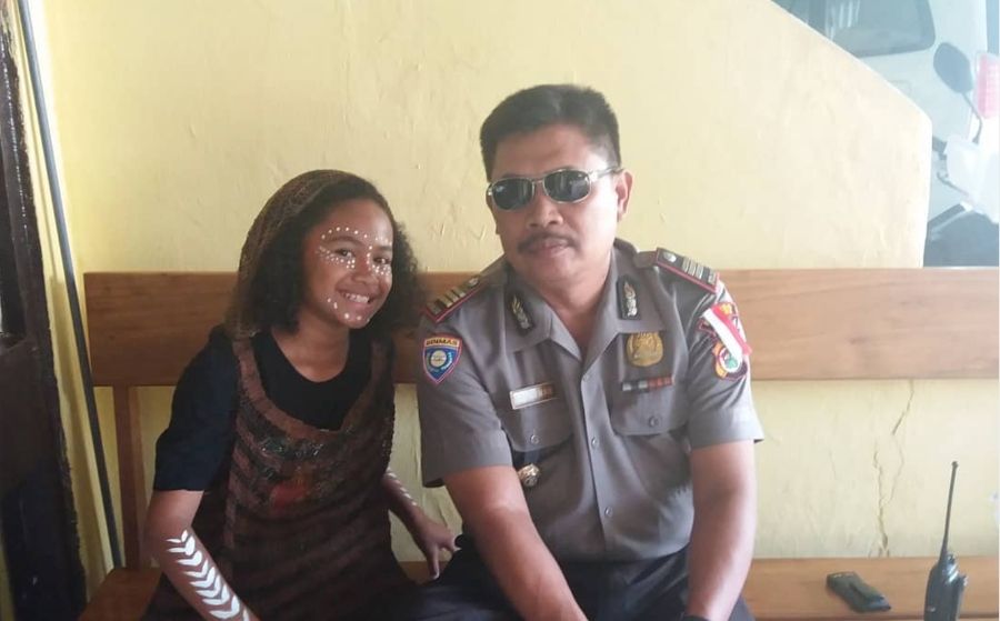 Lilly Indiani Suparman Wenda dan ayahnya, anggota kepolisian Polres Merauke