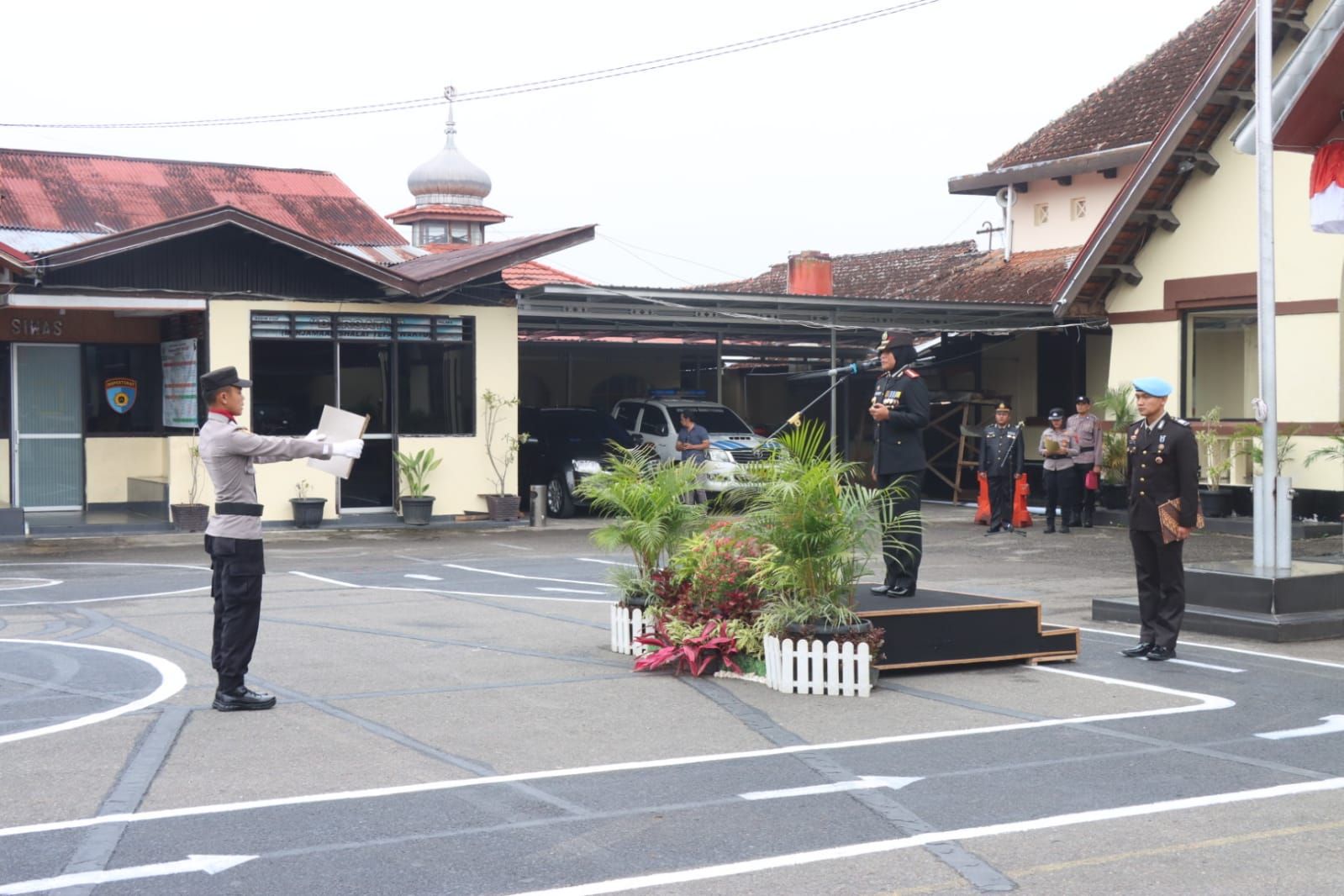Salah satu rangkaian kegiatan upacara bendera yang diselenggarakan oleh jajaran Polresta Bukittinggi, Sumatera Barat