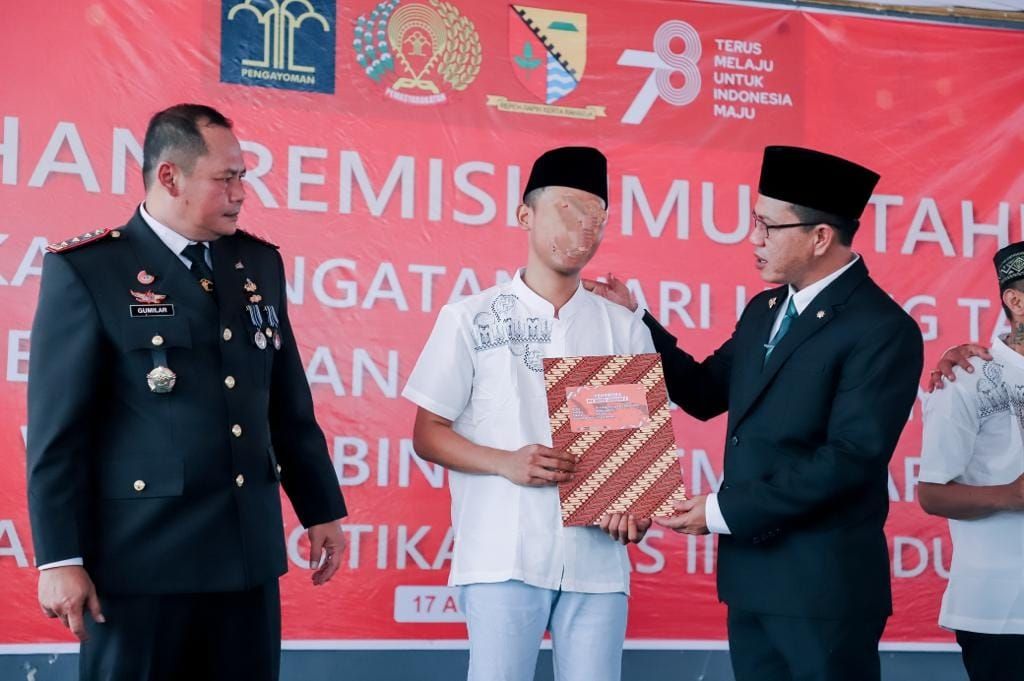 Bupati Bandung serahkan remisi umum pada salah satu napi Lapas Kelas IIA Jelekong, Kamis 17 Agustus 2023./ Diskominfo Kabupaten Bandung