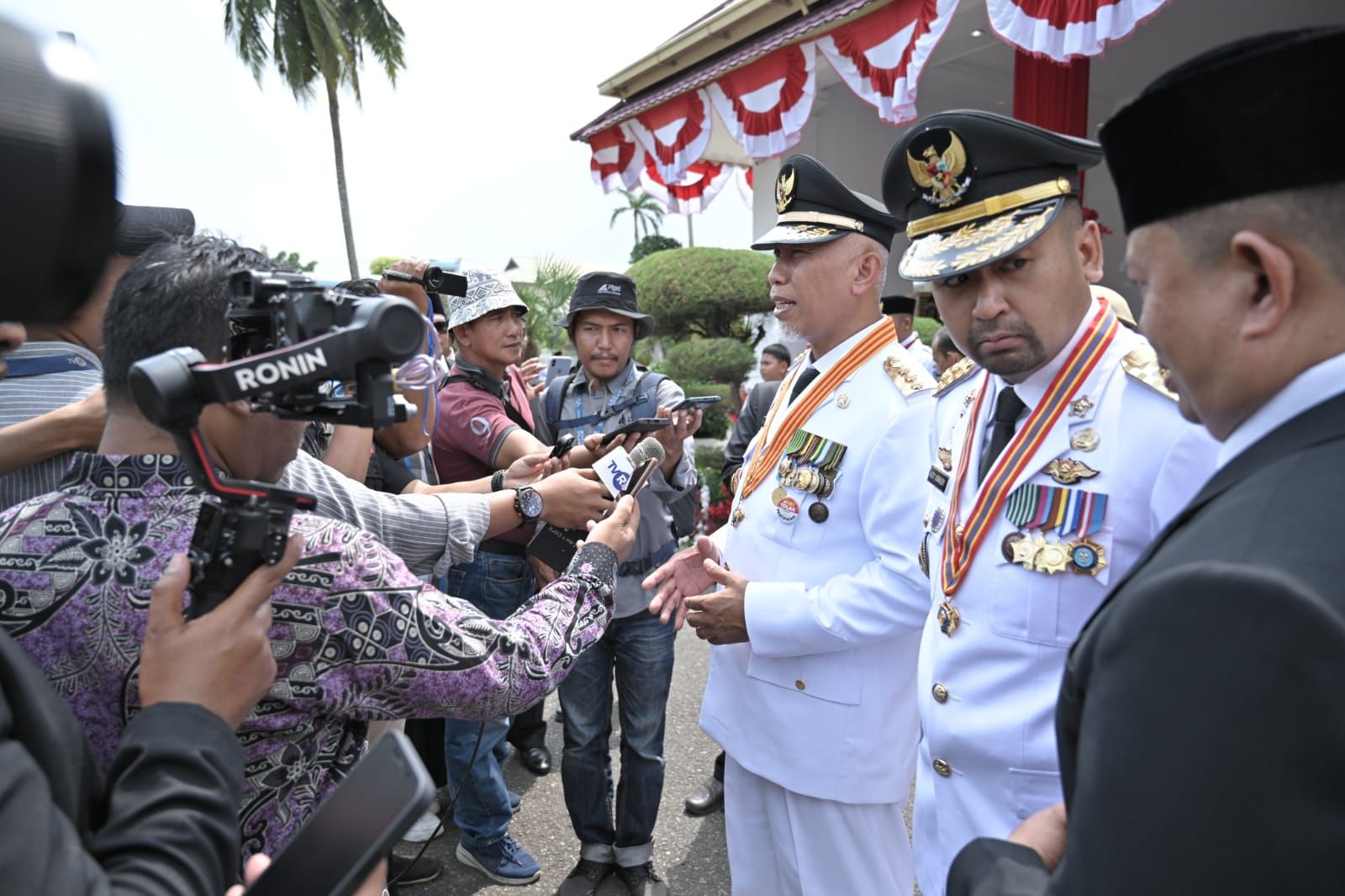 Gubernur Mahyeldi Ansharullah didampingi Wakil GUbernur Audy Joinaldy, dalam kesempatan jumpa pers dengan awak media di Padang