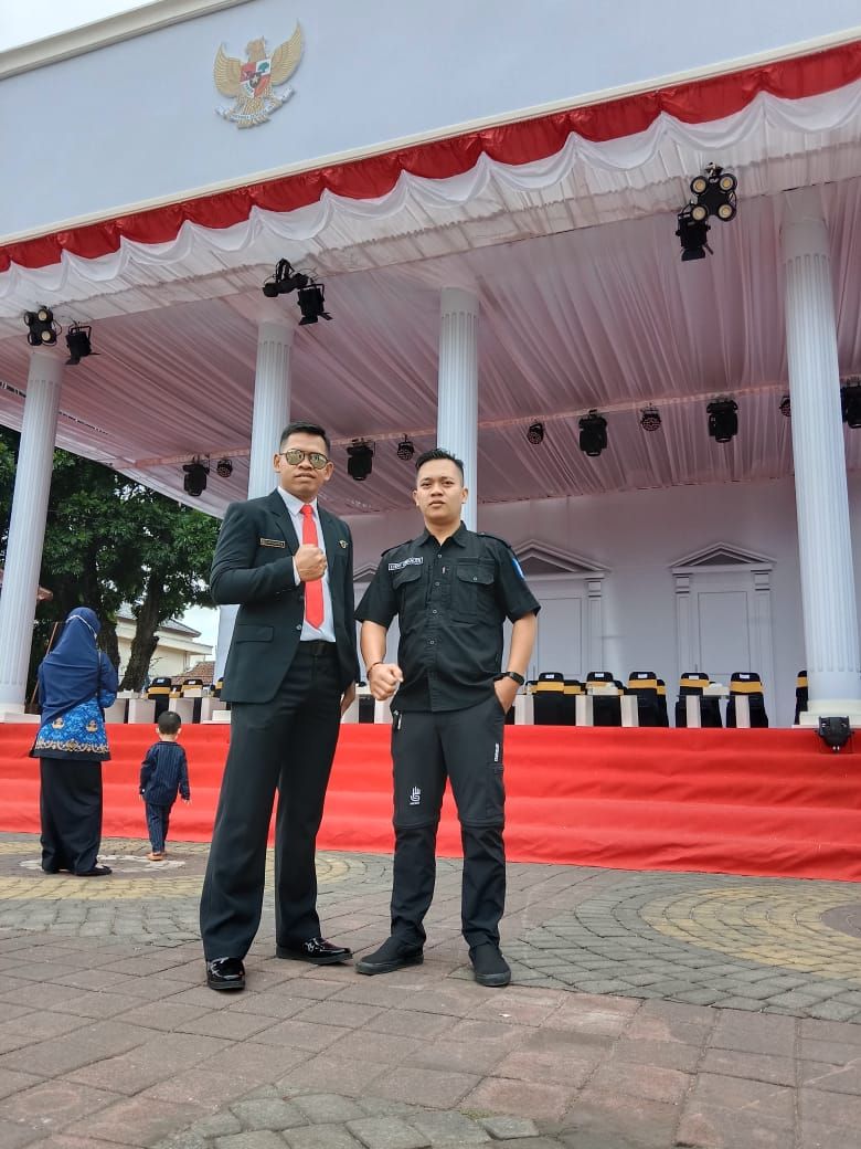Bak Paspampres, 2 Orang Ini Lakukan Persiapan di Pangung Istana Merdeka HUT ke-78 RI di Alun-alun Banjarnegara