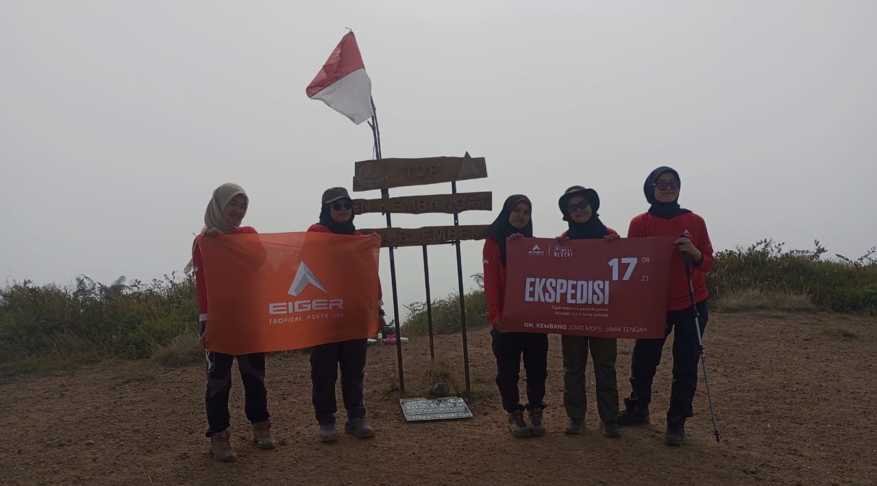 Tim Ekspedisi 17 Gunung Kembang saat berada di puncak Gunung Kembang 2.340 mdpl.