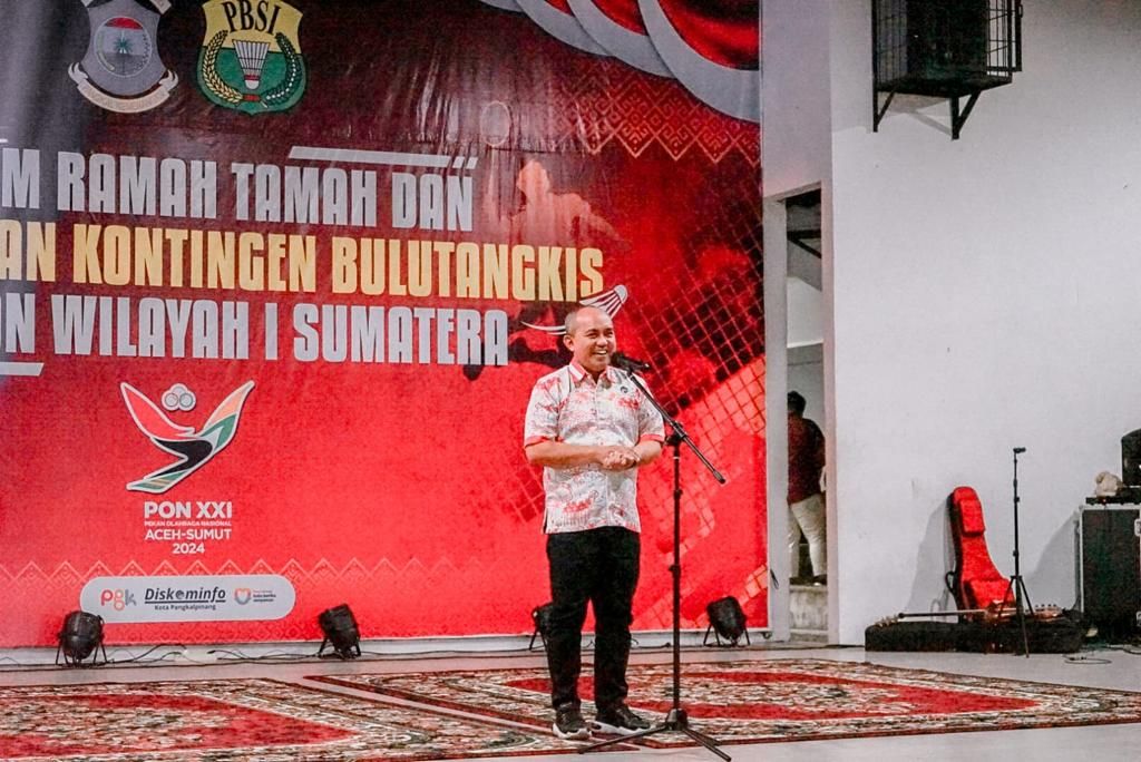 Wali Kota Pangkalpinang, Dr. H. Maulan Aklil , menyampaikan sambutan dalam acara malam ramah tamah Paskibraka Kota Pangkalpinang dan penyambutan kontingen Bulutangkis Pra-PON Wilayah I Sumatera di Taman Wihelmina Pangkalpinang, Kamis (17/8/2023) malam.