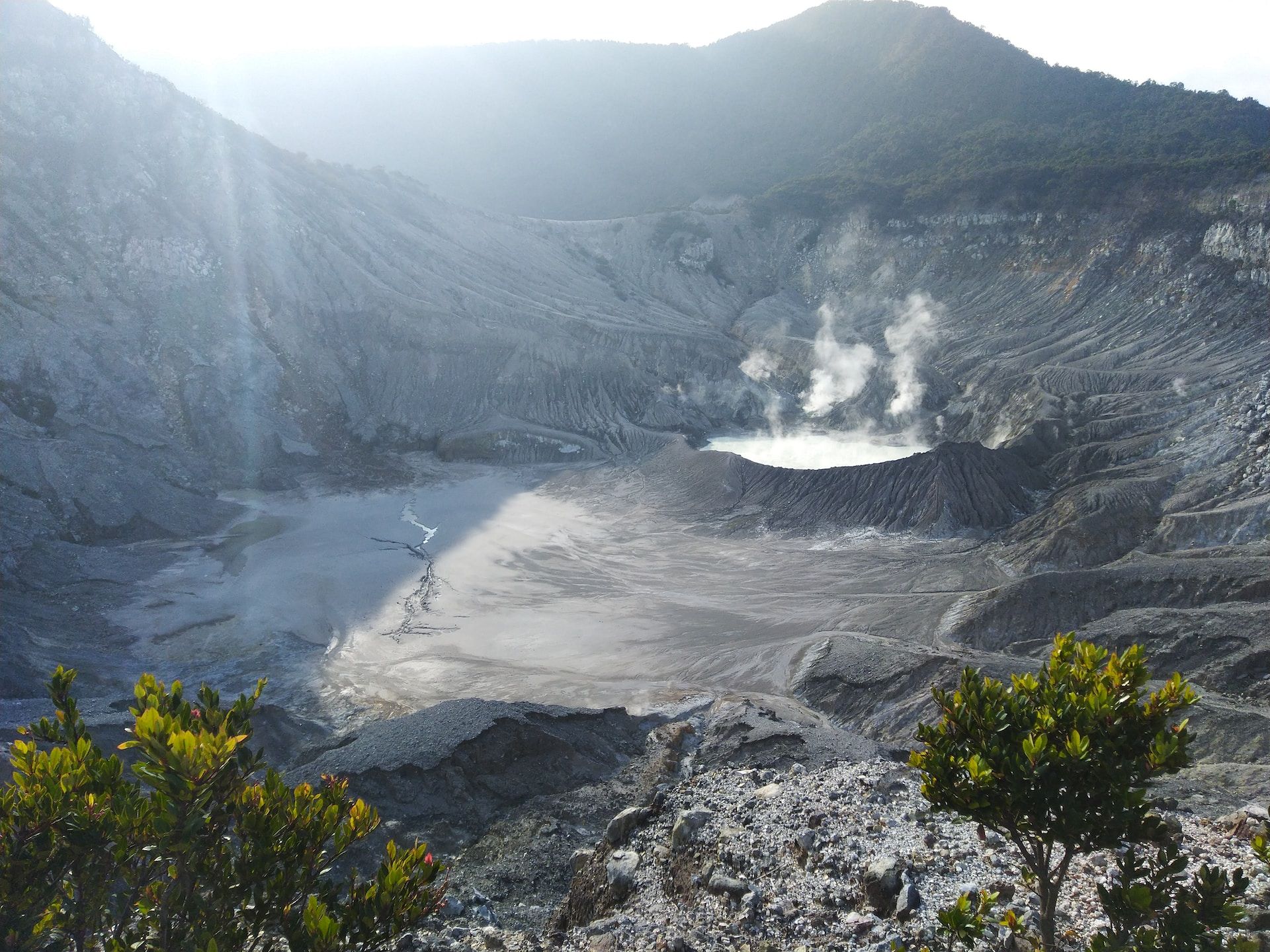 Gunung Tangkuban Parahu, salah satu destinasi alam di Jawa Barat.