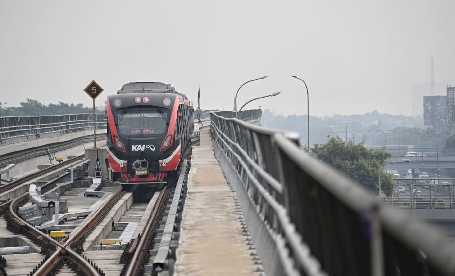 Kereta LRT diharapkan bantu mengurangi polusi udara Jabodebek.