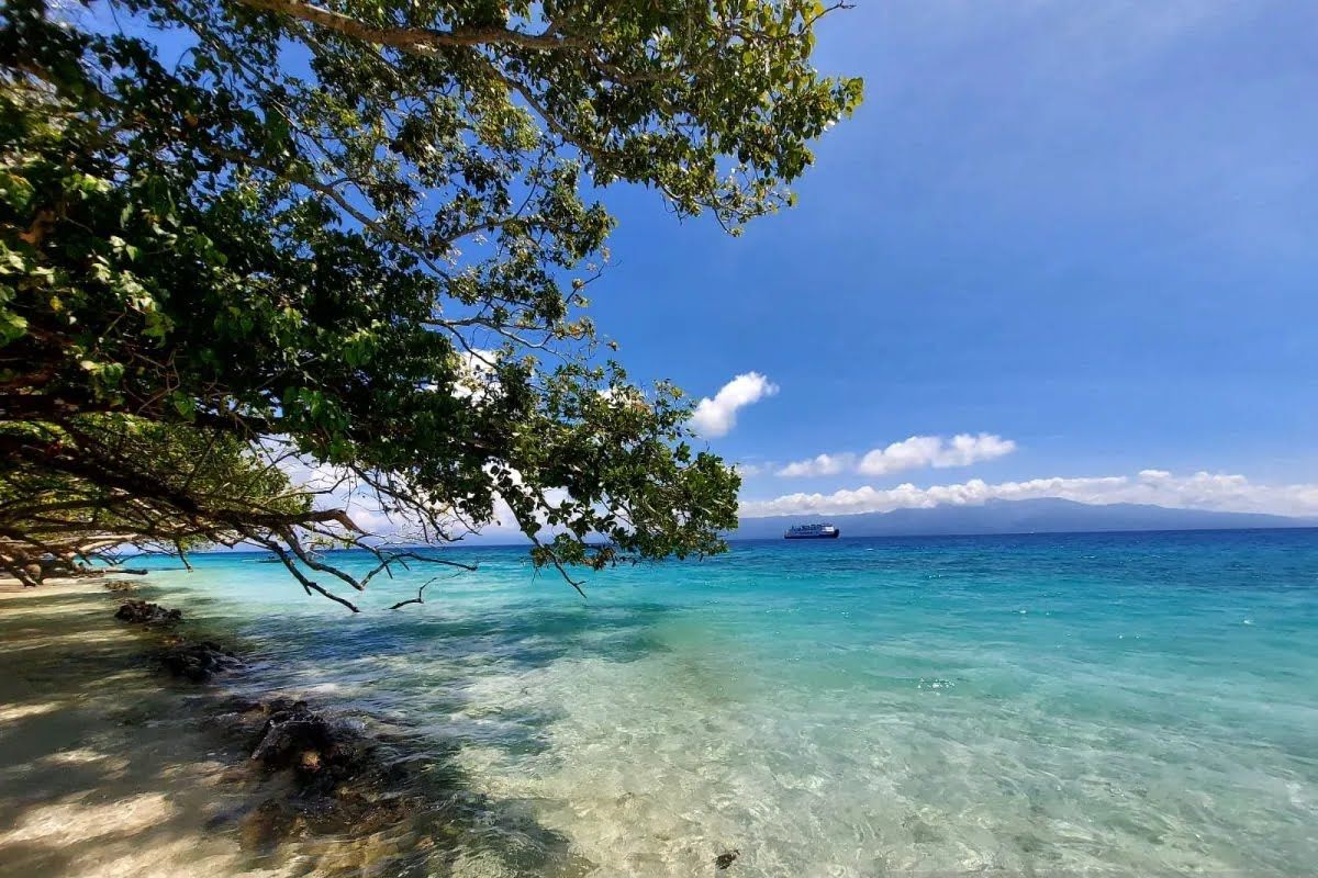 Pantai Liang Tempat Wisata Terkenal di Ambon Maluku.