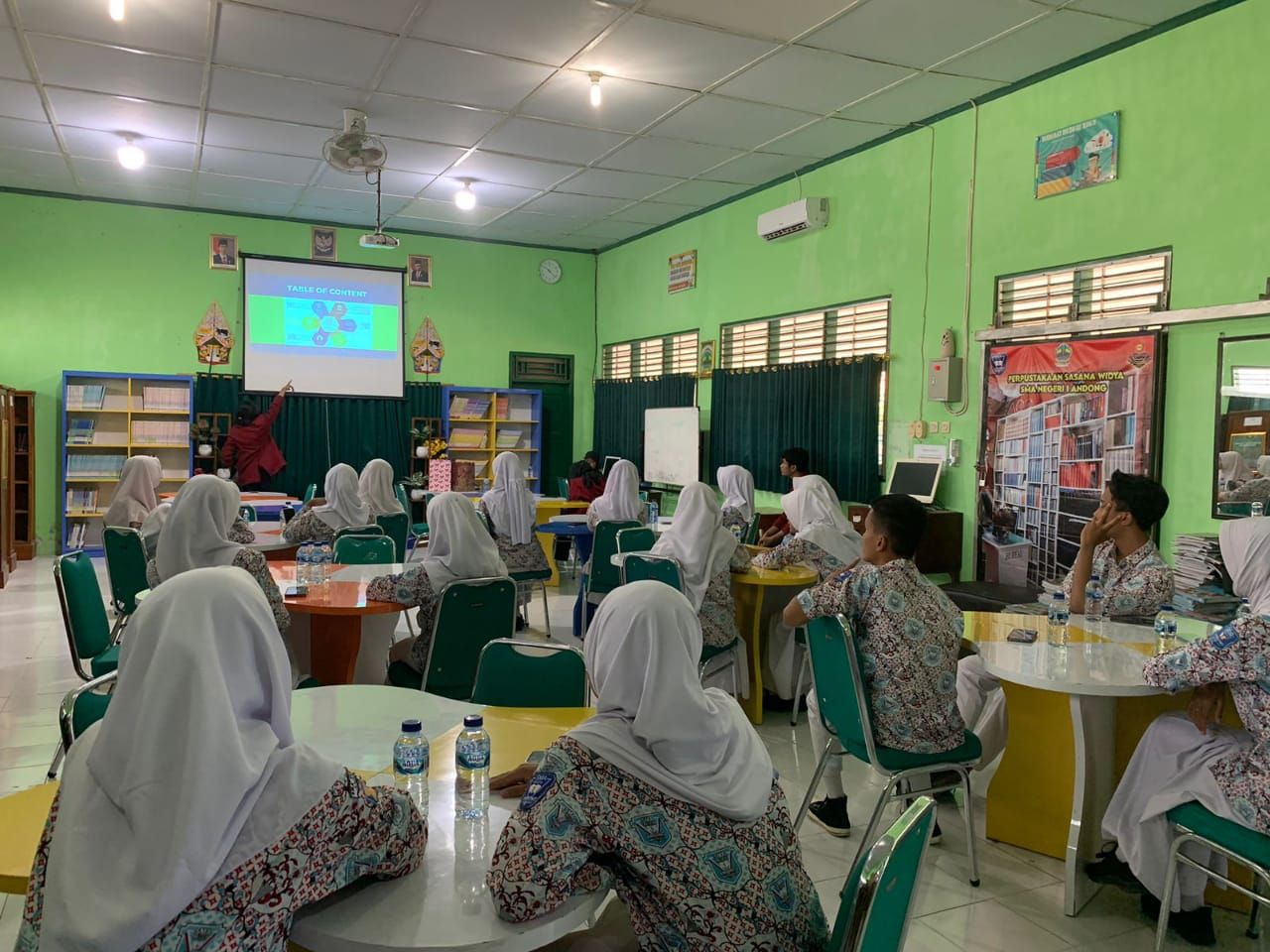 Para siswa SMAN 1 Andong serius dalam melihat langsung penjelasan terkait dengan Literasi Cakap Digital yang merupakan program kerja KKN 01 Unisri Surakarta.