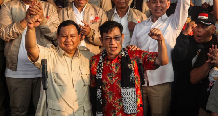 Ketua Umum Partai Gerindra Prabowo Subianto (kiri) bersama politikus PDI Perjuangan Budiman Sudjatmiko (kanan).