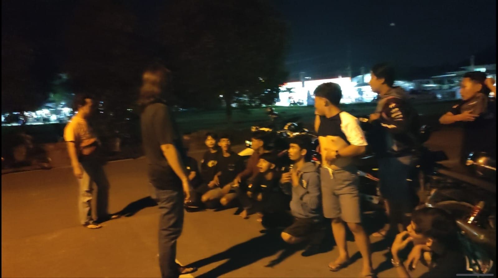 Sejumlah pemuda di Taman Dealova dilakukan pemeriksaan oleh Tim Buser Naga Polresta Pangkalpinang