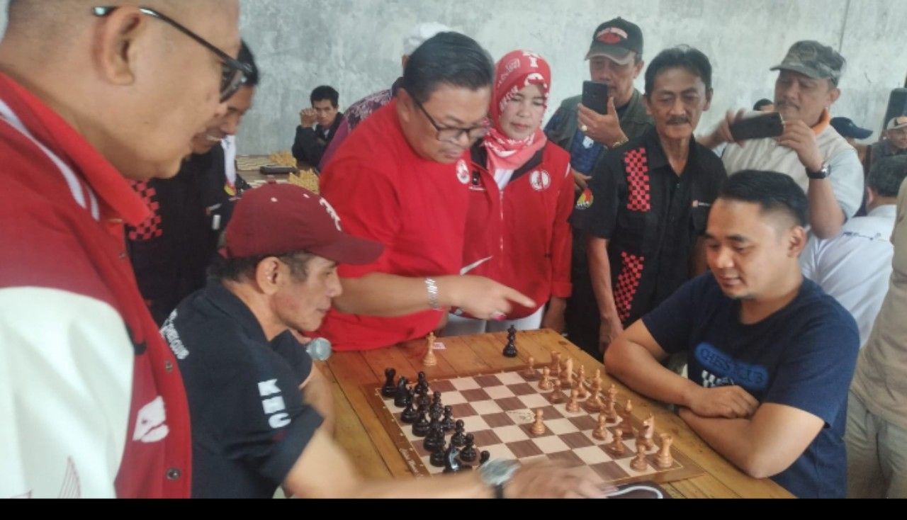 Yudi Surjadi SH, caleg DPR RI dari PDI Perjuangan tengah membuka Turnamen Catur di Kota Cimahi