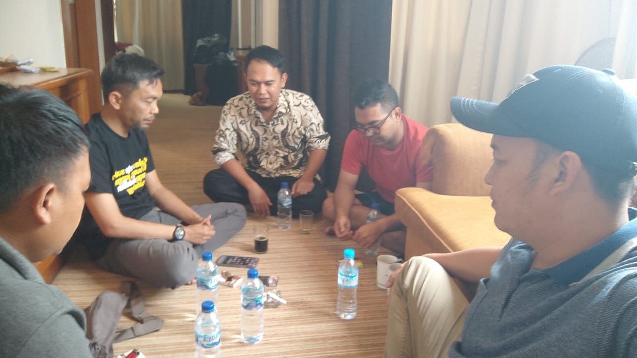 Rapat pleno internal penentuan jabatan ketua Bawaslu Kuningan di  Jakarta Hotel Peninsula Jakarta.