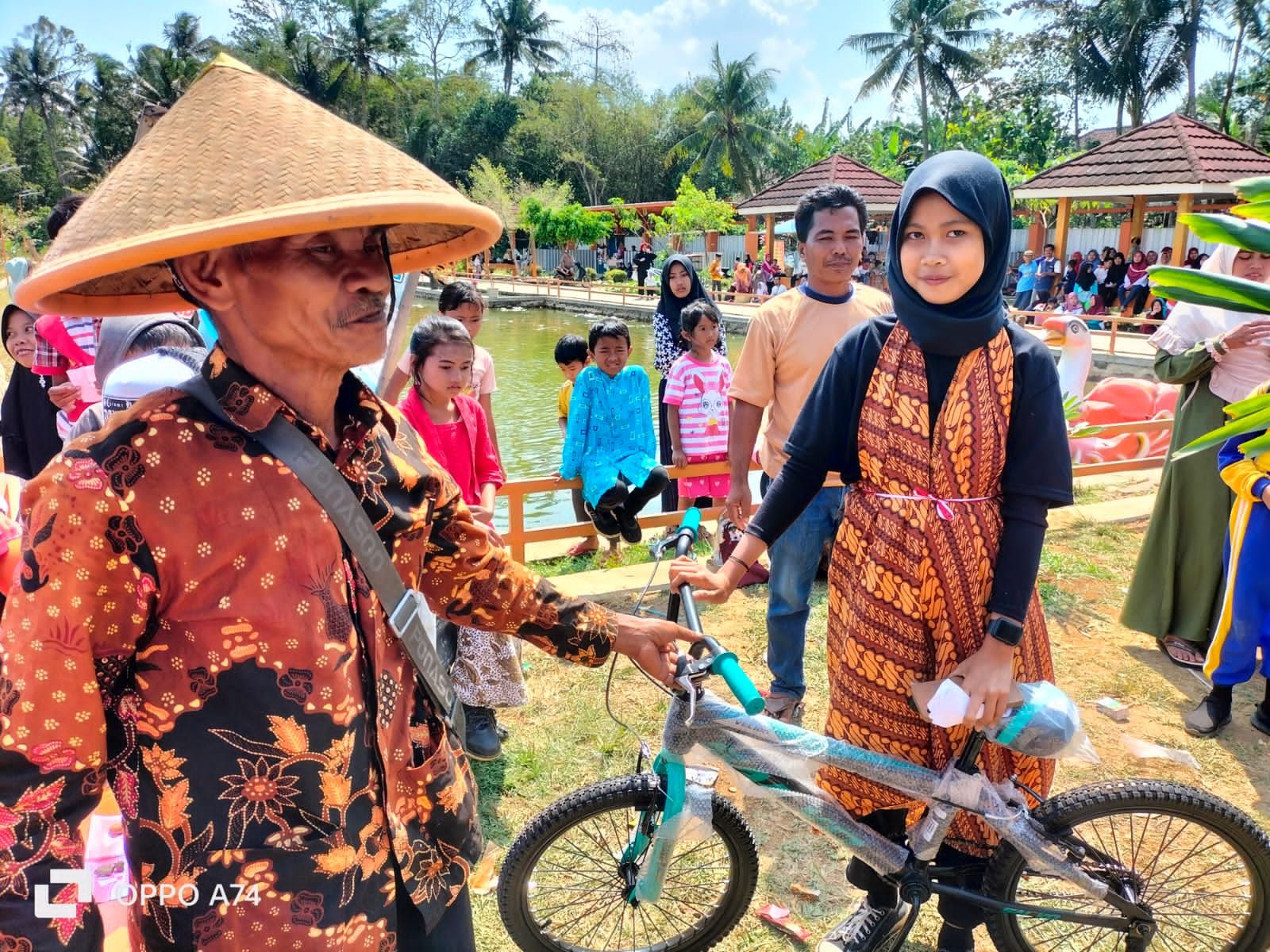 Dalam kegiatan masyarakat Desa Pagak, 2 Warga Desa Pagak Banjarnegara Ini Dapat Doorprize Seekor Kambing dan Sepeda di komplek wisata Rawa Lutung