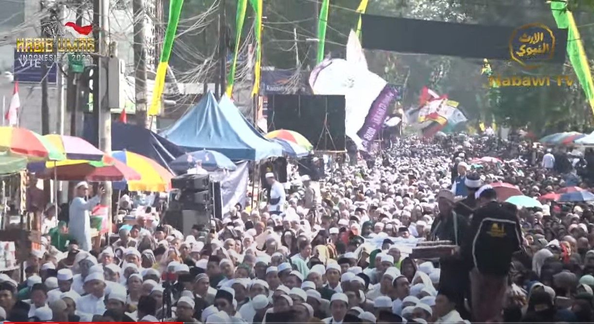 Umat Islam berdesakan di  lorong-lorong jalan di Cidodol, Kebayoran Lama, Jakarta Selatan untuk hadiri haul Syekh Abu Bakar bin Salim