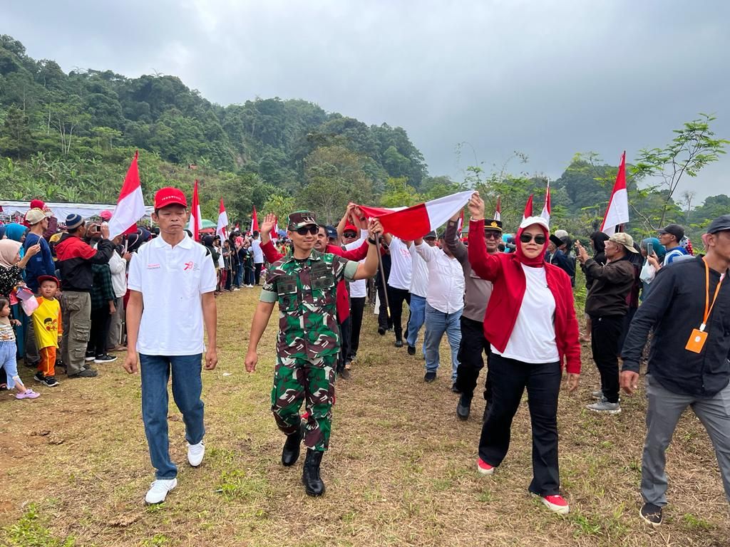 Warga Pangandaran membentangkan bendera Merah Putih sepanjang 4000 meter.*/kabar-priangan.com/Istimewa