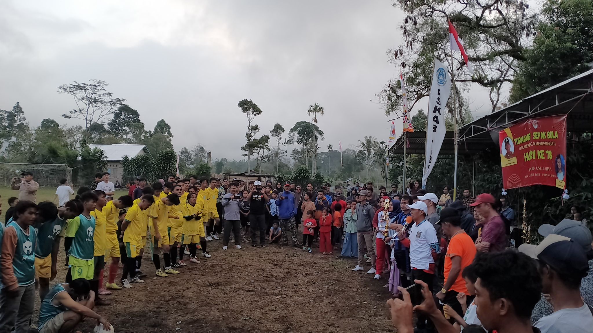 Ketua Harian KONI Lampung Barat, Bambang Kusmanto (Kaus putih) saat Menutup Turnamen Sepak Bola Peratin Padang Cahya Cup 