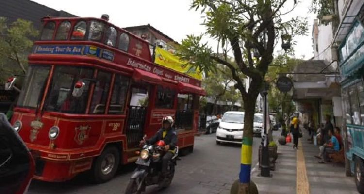 Wisatawan menaiki bus wisata Bandung Tour on Bus (Bandros) di jalan Braga, Bandung, Jawa Barat : 