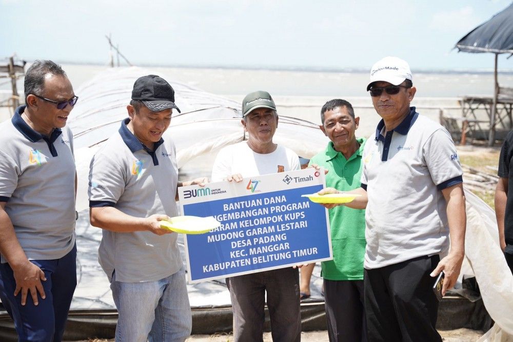 Direktur Utama PT Timah Tbk, Ahmad Dani Virsal didampingi Bupati Belitung Timur, Burhanudin menyerahkan bantuan kepada kelompok KUPS Mudong Garam Lestari, Minggu (20/08/2023).