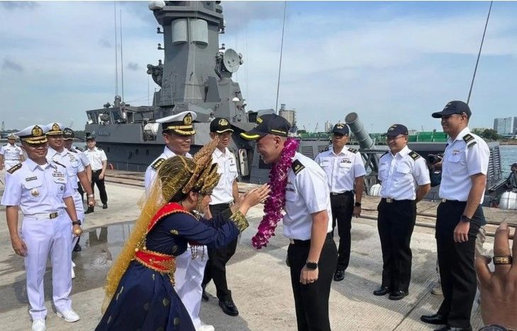 Lantamal IV Batam menyambut kedatangan kapal perang Singapura RSS Vigour-92 menjelang latihan militer bersama Indonesia-Singapura di Pelabuhan Batu Ampar, Senin (21/8). (ANTARA/HO-Humas Lantamal IV Batam)