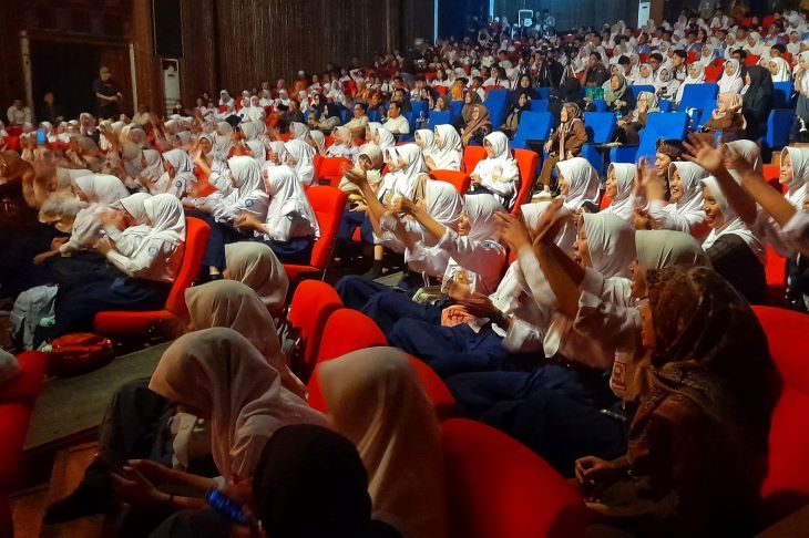 Penonton memenuhi Gedung Teater Tertutup Taman Budaya Jawa Barat berkapasitas 700 tempat duduk di hari pertama pegelaran Temu Karya Taman Budaya XXII 2023.