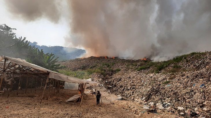 Kebakaran melanda Tempat Pembuangan Akhir (TPA) Sarimukti, Desa Sarimukti, Kecamatan Cipatat, Kabupaten Bandung Barat pada Senin, 21 Agustus 2023. 