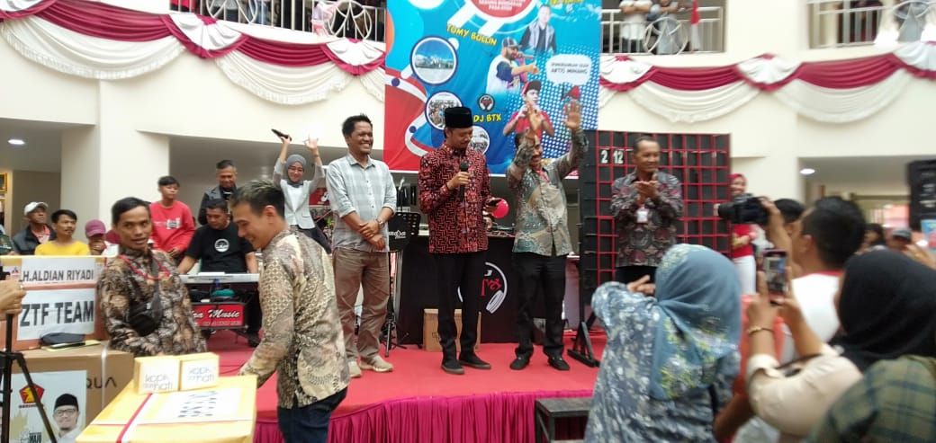 Wali Kota Bukittinggi, Erman Safar, didampingi Kadis Perdagangan dan Perindustrian Wahyu Bestari, Ketua LPM MKS Yundri Refno Putra, saat menghadiri kemeriahan pesta rakyat Hari Kemerdekaan di Bukittinggi, Sumatera Barat