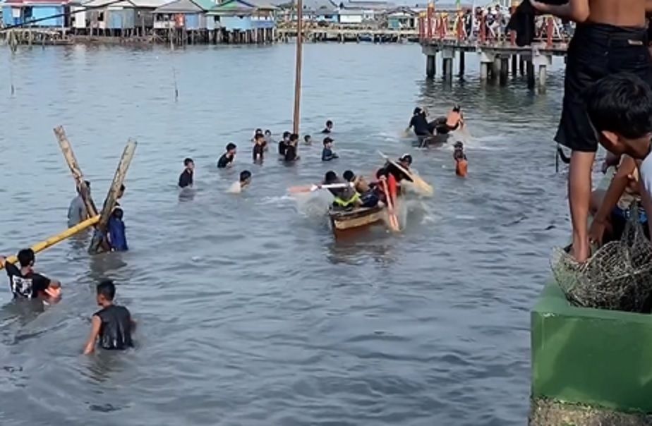 Lomba tarik tambang di laut, jadi tontonan seru dan bikin heboh warga Kampung Bugis, Kota Tanjungpinang.