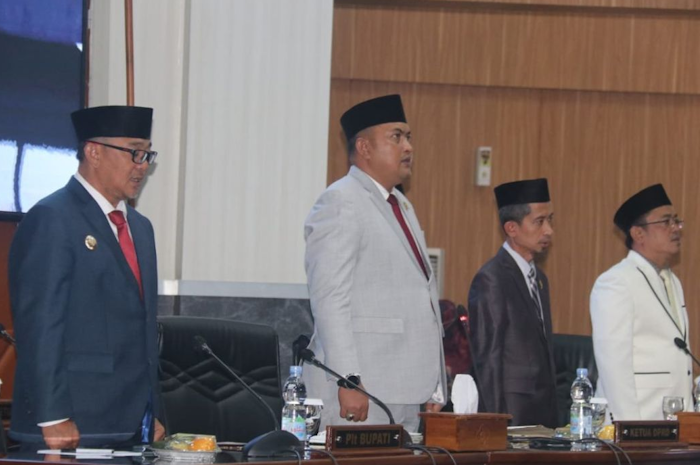 Rapat paripurna di Gedung DPRD, Cibinong, Kabupaten Bogor, Jawa Barat, Senin (21/8).