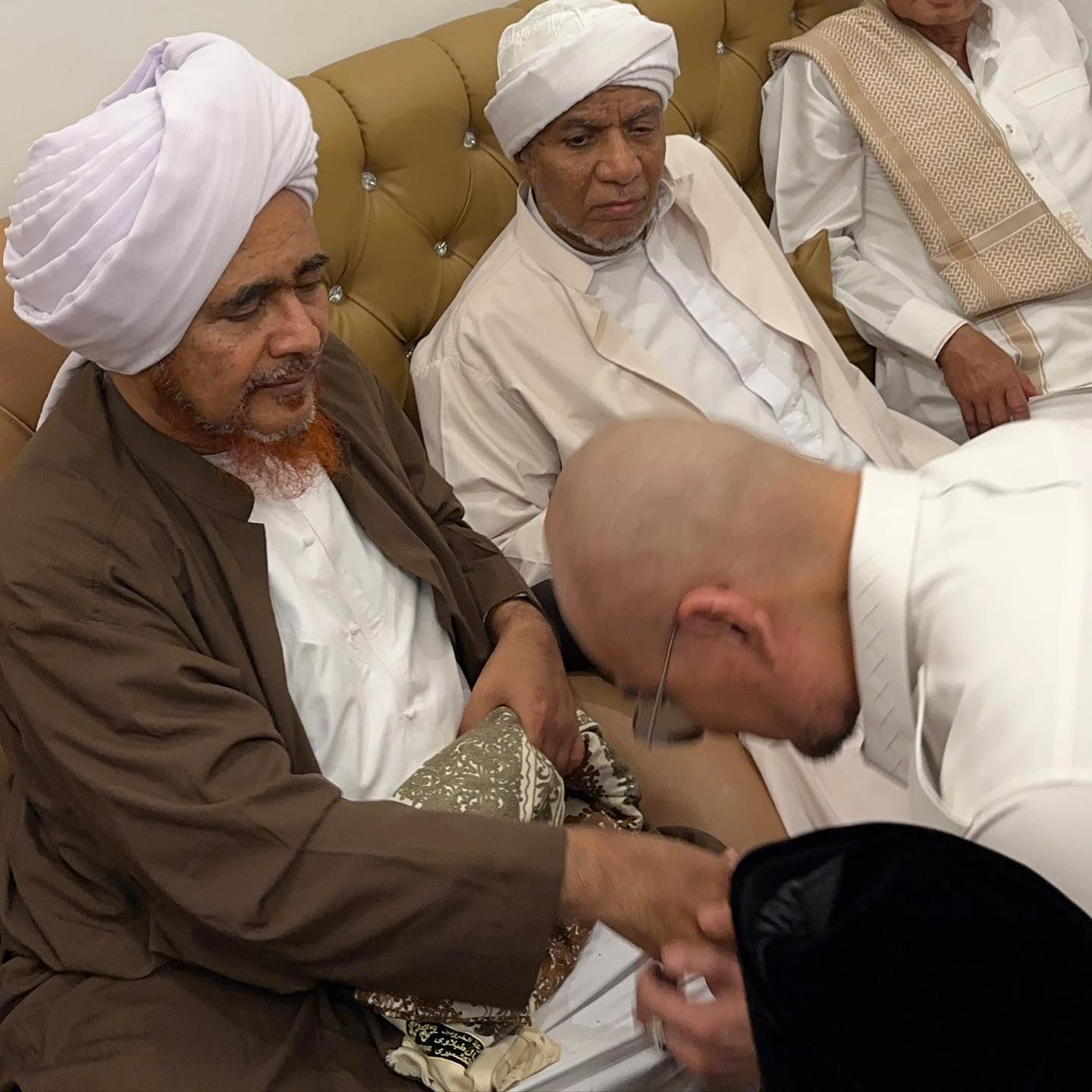 Momen istimewa Deddy Corbuzier mencium tangan Habib Umar bin Hafidz
