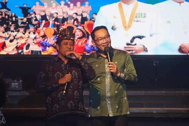 Selain selalu membuka sambutan dengan pantun, Gubernur Jawa Barat Ridwan Kamil selalu berinterasi dengan tamu undangan yang hadir dengan memberikan hadiah.