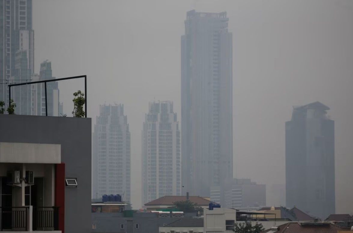 Gedung tinggi di Jakarta diselimuti polusi.